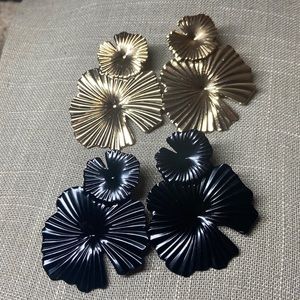 2 pr Metal flower earrings (black & gold)